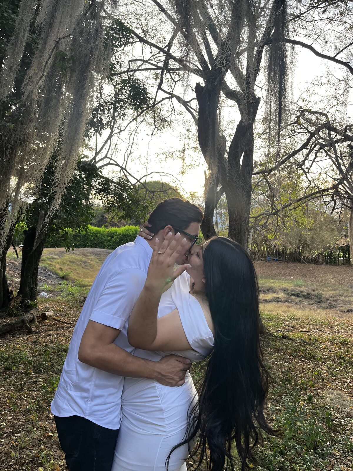 Luisa y Santiago abrazados al aire libre
